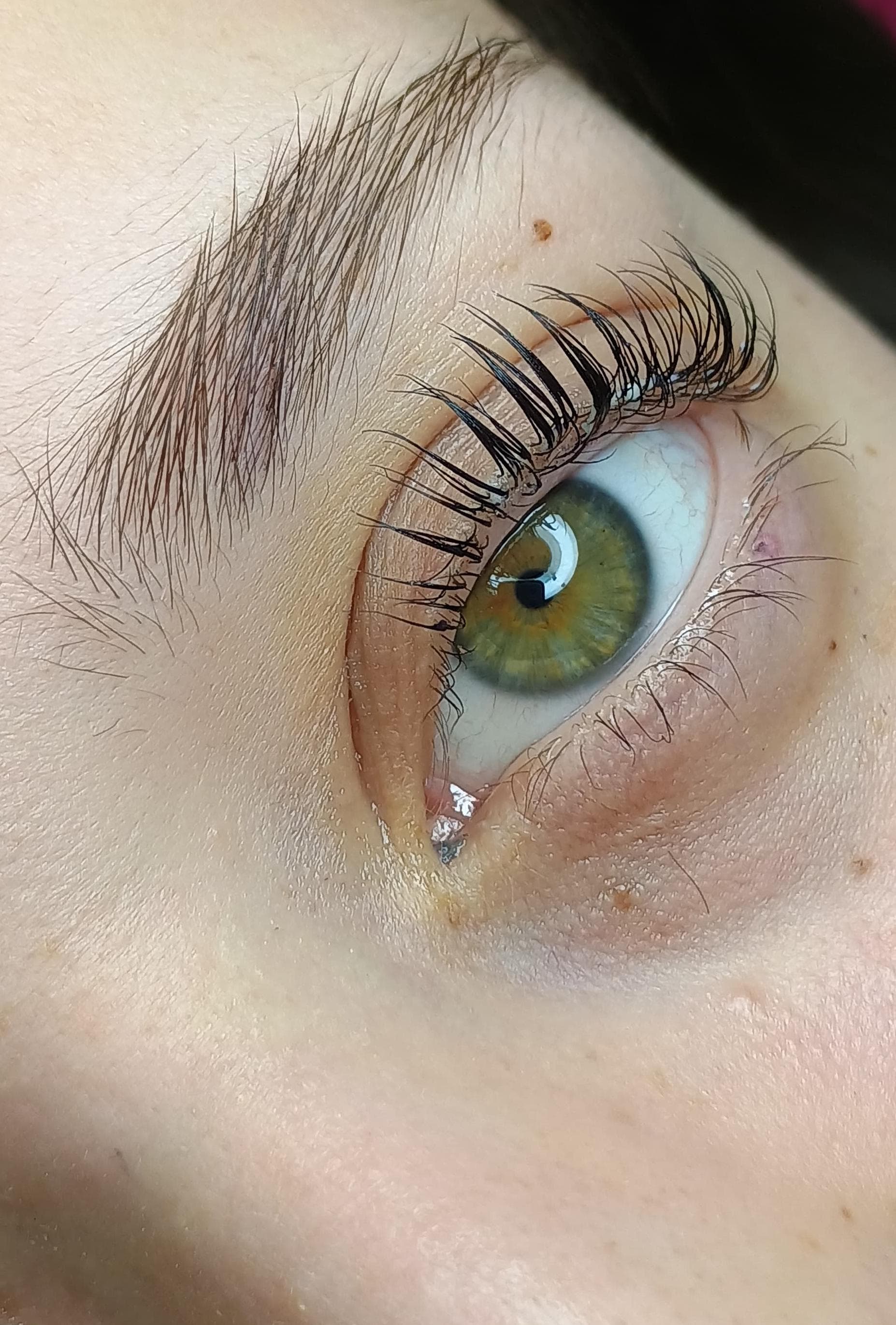 Diseño de cejas y microblading en centro de estética Córdoba